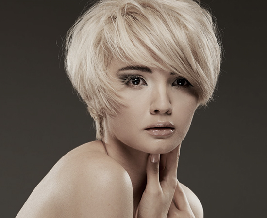 femme de face, cheveux blonds courts